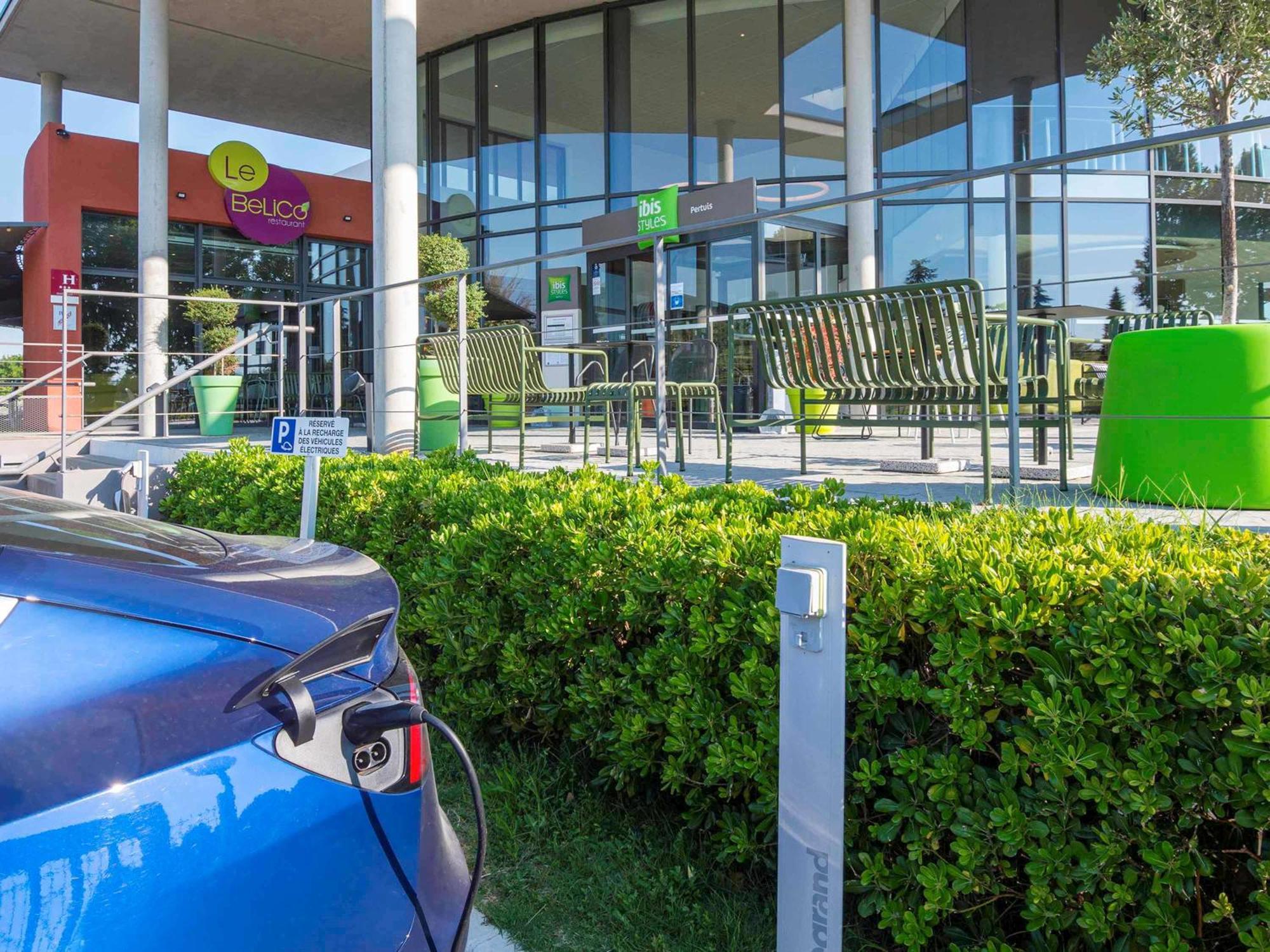 ibis Styles Pertuis Portes du Luberon Exterior foto