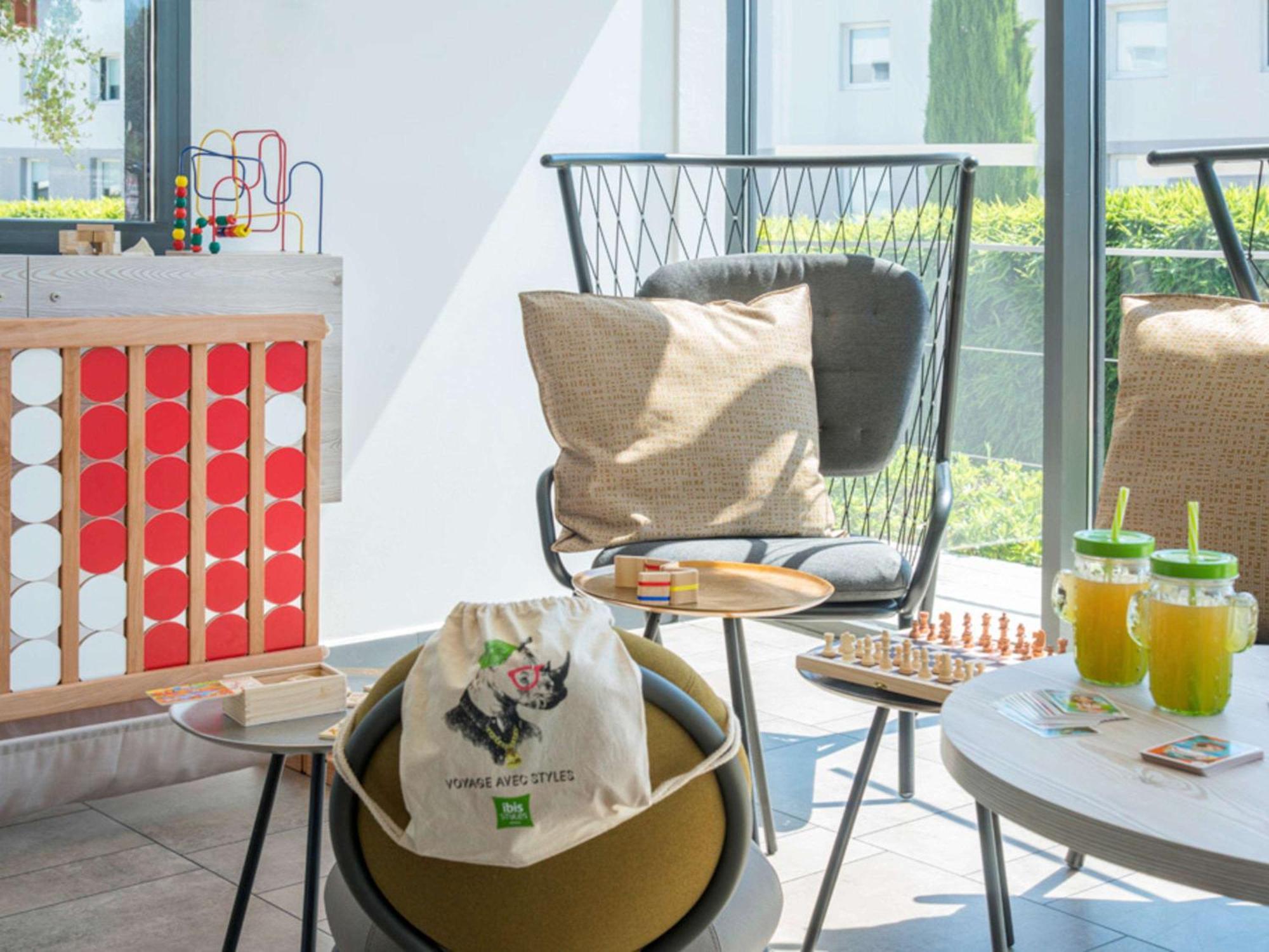 ibis Styles Pertuis Portes du Luberon Exterior foto