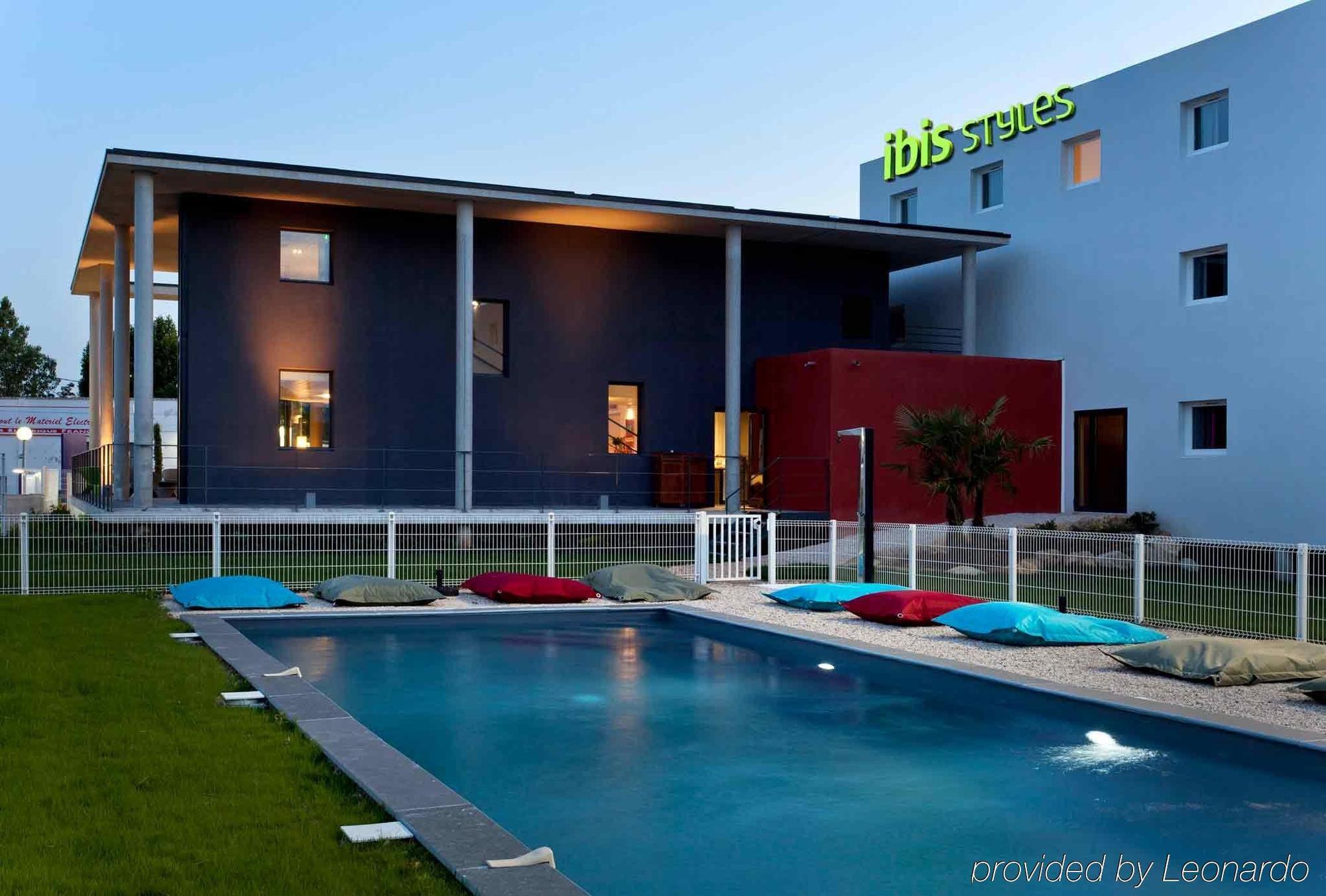 ibis Styles Pertuis Portes du Luberon Exterior foto